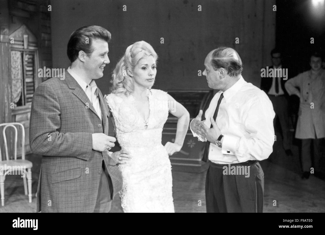 Aufführung der Operette "Skandal in San Molino (Lauter Gauner)", 1960er Jahre. Darsteller: Theo Thünken, Rut Rex, Alfred Scholz (Glatze), 24x36swNeg263 Stock Photo
