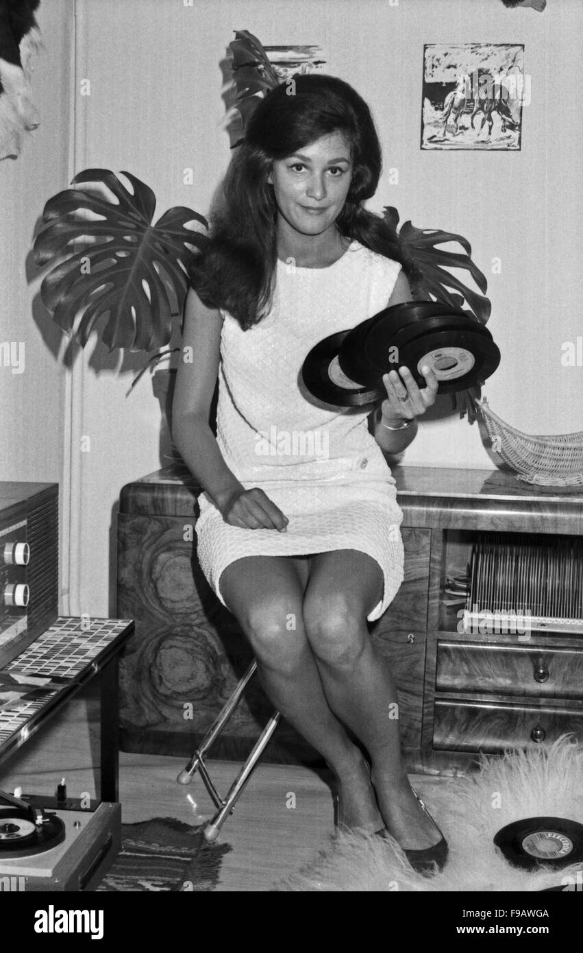 Fotomodel Yvonne Martini, Deutschland 1960er Jahre. Photo model Yvonne ...