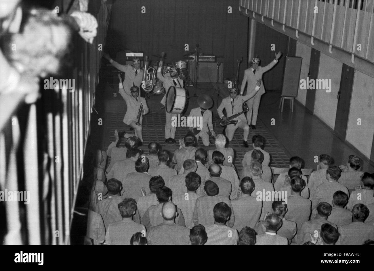 Mit sangerinnen Black and White Stock Photos & Images Alamy Mit sangerinnen Black and White Stock Photos & Images Alamy