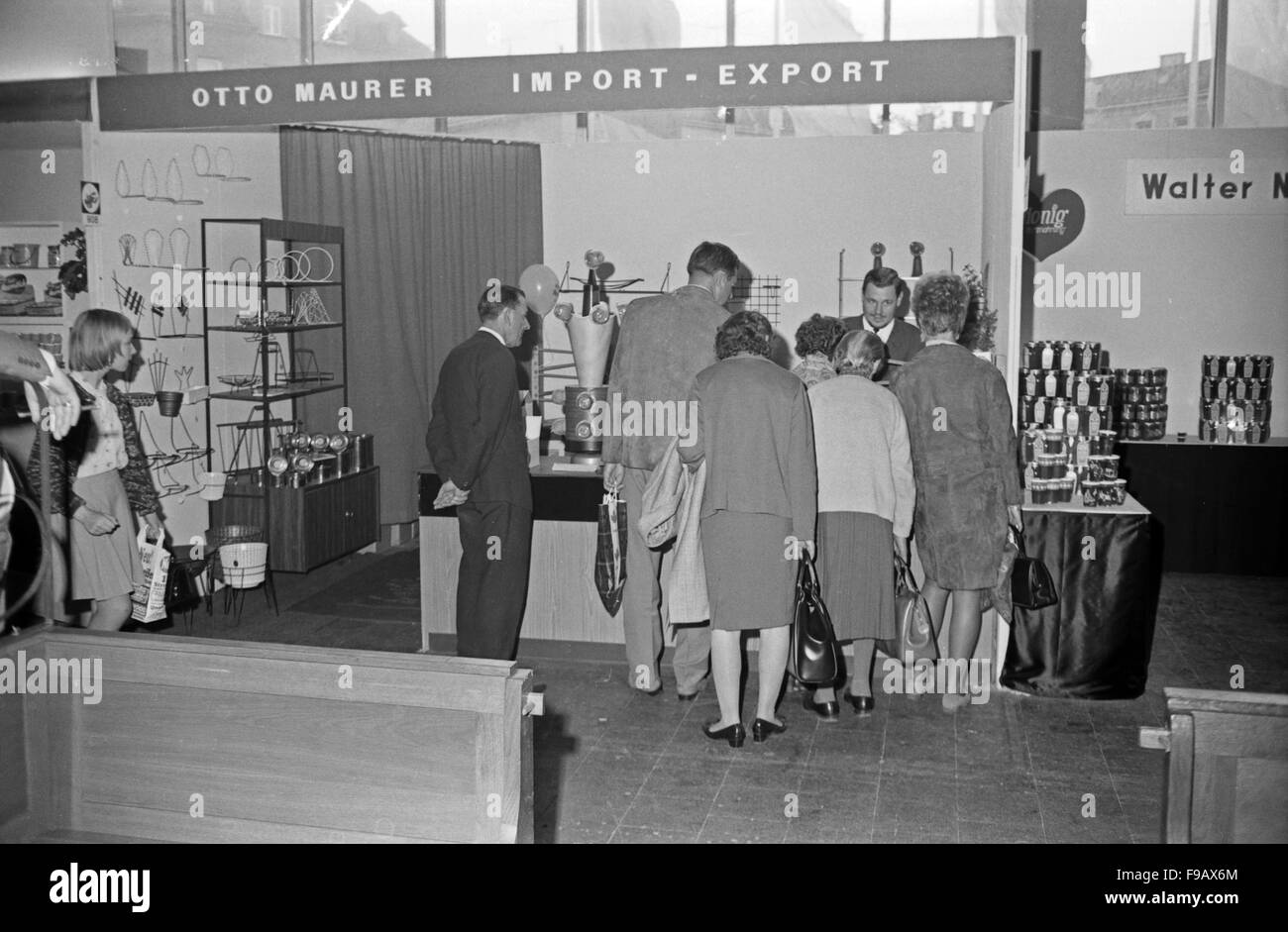 Messestand der Otto Maurer Import Export Handelsgesellschaft auf einer Hausmesse in München, Deutschland 1960er Jahre. Booth of Otto Maurer's Import and Export company at a tradeshow in Munich, Germany 1960s. 24x36swNeg311 Stock Photo