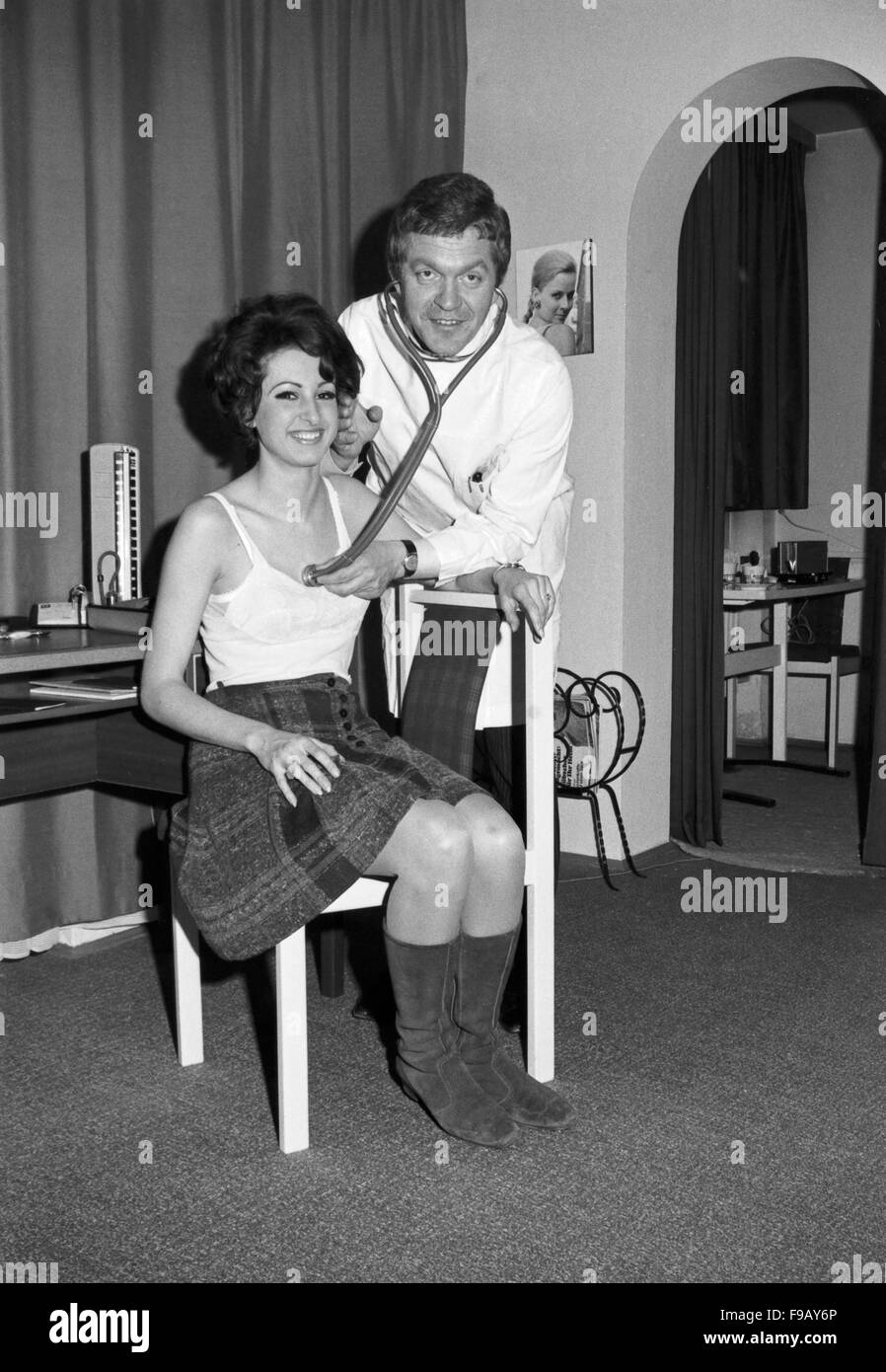 Joe Raphael bei einem Doktorspiel mit einer Kollegin, Deutschland 1960er Jahre. Joe Raphael playing doctor with a woman, Germany 1960s. 24x36swNeg349 Stock Photo
