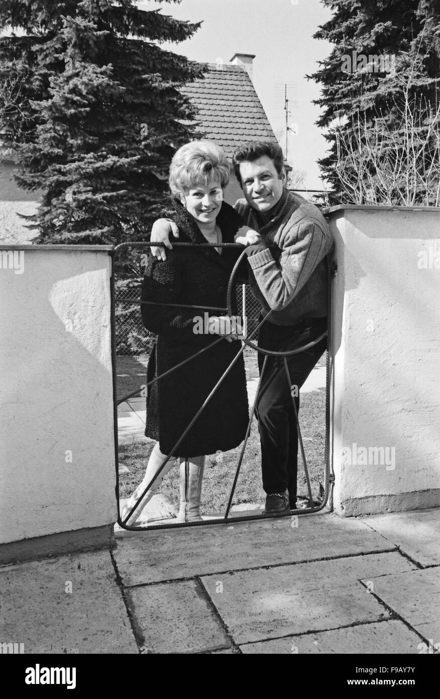 Österreichische Schauspielerin Waltraud Haas mit Ehemann Schauspieler Erwin Strahl, Deutschland 1960er Jahre. Austrian actor's couple Waltraud Haas and Erwin Strahl, Germany 1960s. 24x36swNeg356 Stock Photo