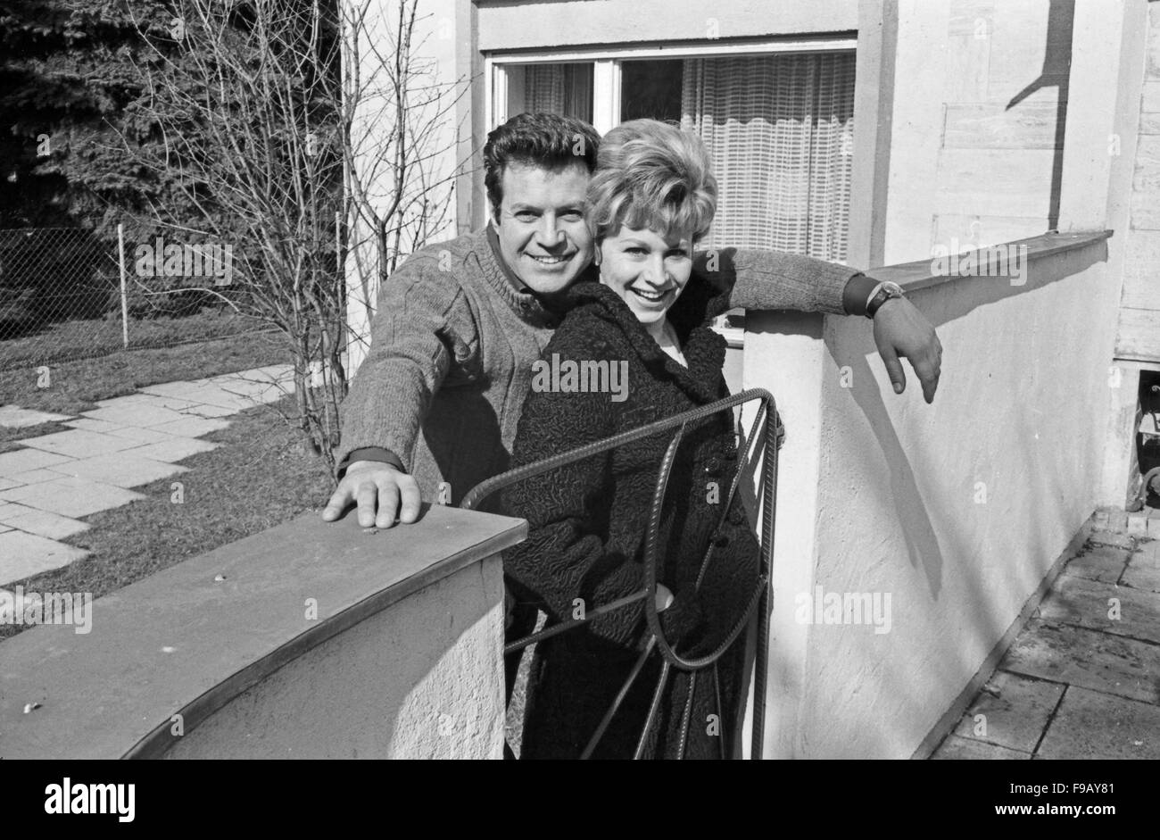 Österreichische Schauspielerin Waltraud Haas mit Ehemann Schauspieler Erwin Strahl, Deutschland 1960er Jahre. Austrian actor's couple Waltraud Haas and Erwin Strahl, Germany 1960s. 24x36swNeg356 Stock Photo
