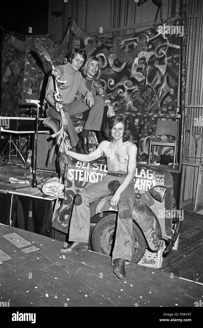 Ensemble des Musicals 'Haare' in München, Deutschland 1960er Jahre. Actor group of musical 'Hair' at Munich, Germany 1960s. 24x36swNeg357 Stock Photo