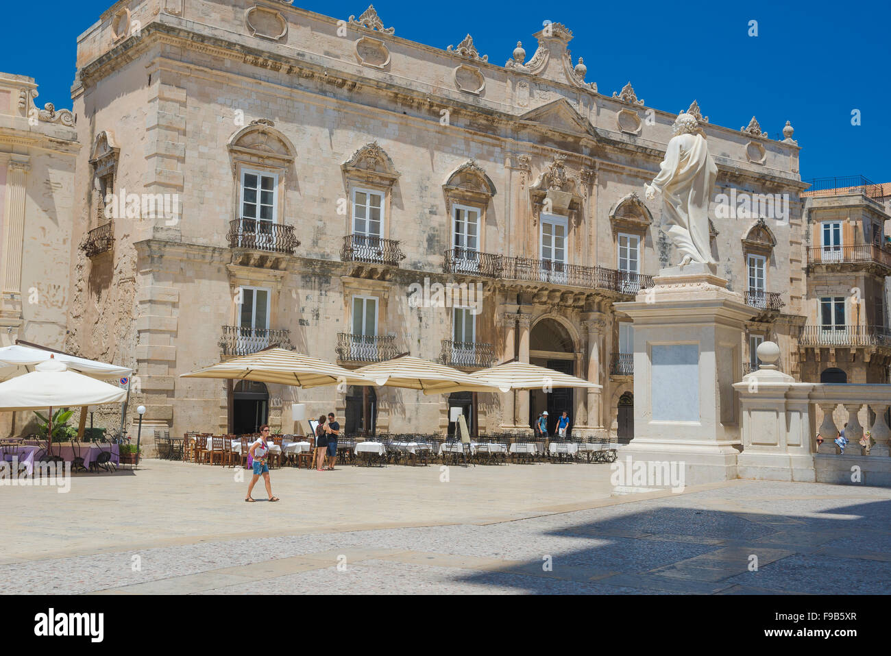 piazza-del-duomo-syracuse-view-of-the-historic-grand-piazza-in-the