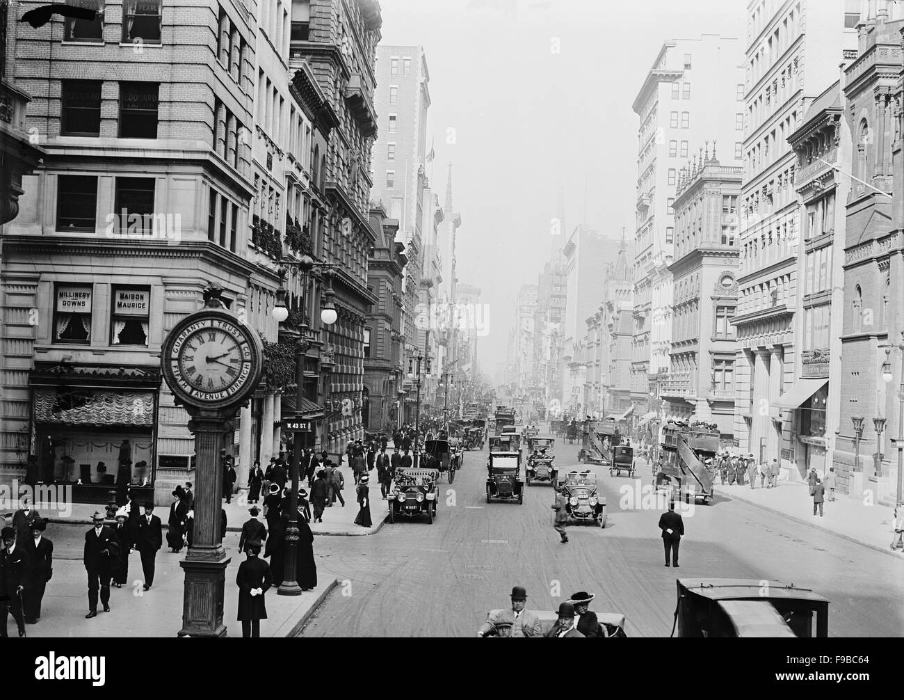 Street Scene, Fifth Avenue at 43rd St, New York City, USA, circa 1915 Stock Photo