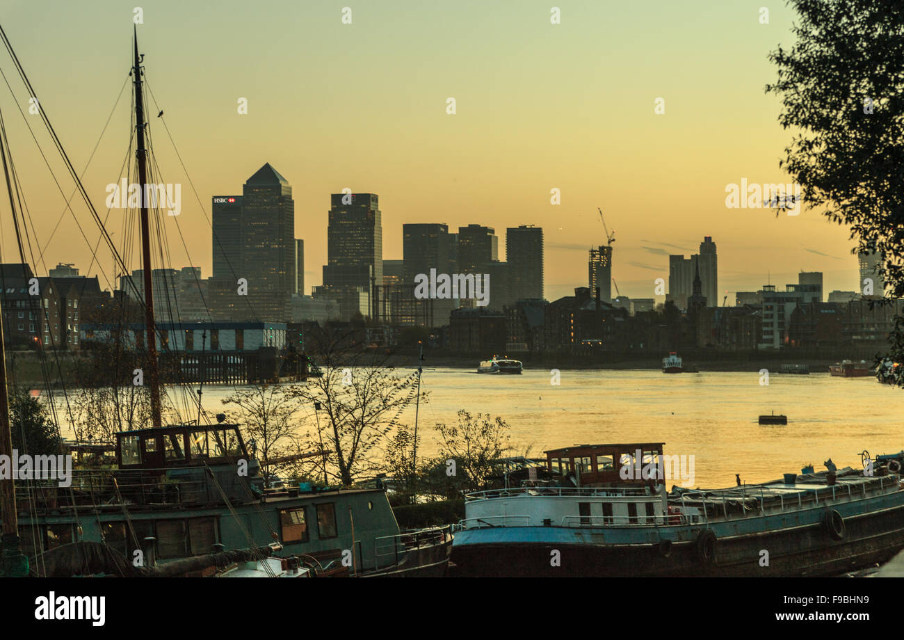 Canary wharf skyline london hi-res stock photography and images - Alamy
