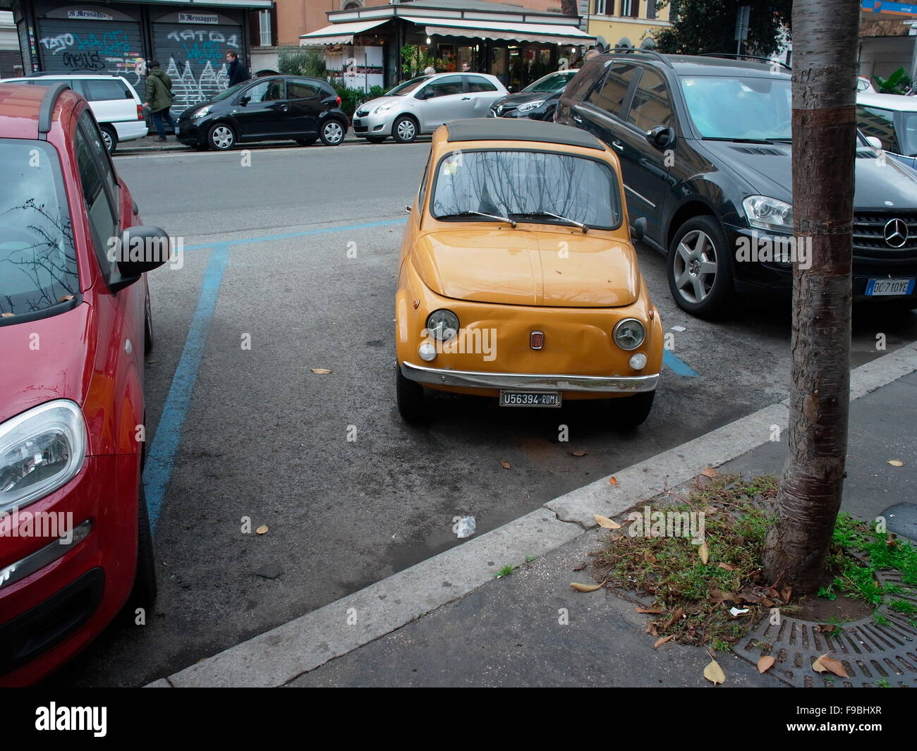 AJAXNETPHOTO. 2015. ROME, ITALY. - FIAT 500 CINQUECENTO - DANTE GIACOSA'S ORIGINAL 1957-1975 CITY CAR SALOON MODEL PARKED IN THE CITY. FIAT MADE MORE THAN 3MILLION OF THESE VEHICLES BEFORE PRODUCTION ENDED. PHOTO:JONATHAN EASTLAND/AJAX REF:GX151012 758884 Stock Photo
