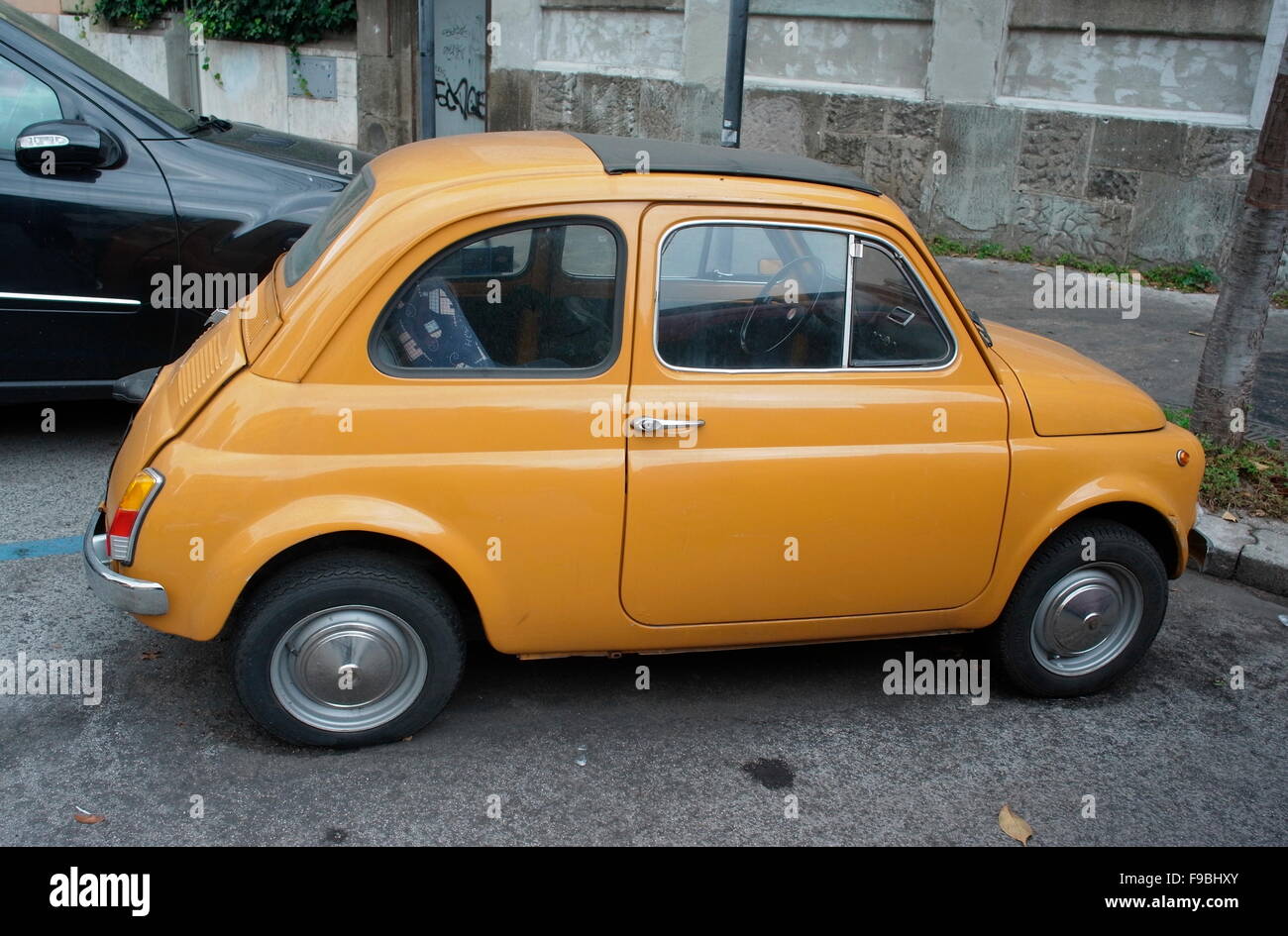 AJAXNETPHOTO. 2015. ROME, ITALY. - FIAT 500 CINQUECENTO - DANTE GIACOSA'S ORIGINAL 1957-1975 CITY CAR SALOON MODEL PARKED IN THE CITY. FIAT MADE MORE THAN 3MILLION OF THESE VEHICLES BEFORE PRODUCTION ENDED. PHOTO:JONATHAN EASTLAND/AJAX REF:GX151012 75885 Stock Photo