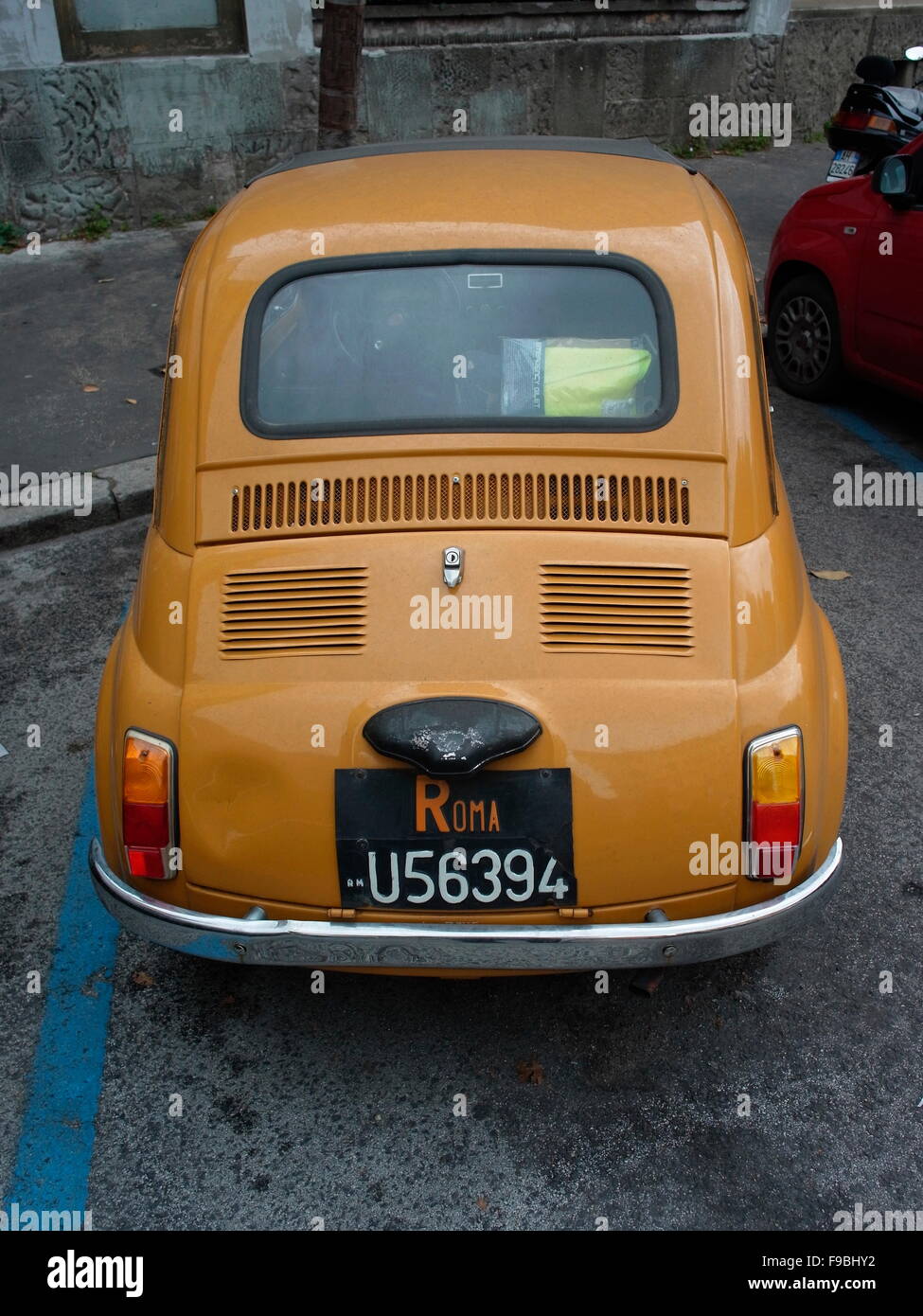 AJAXNETPHOTO. 2015. ROME, ITALY. - FIAT 500 CINQUECENTO - DANTE GIACOSA'S ORIGINAL 1957-1975 CITY CAR SALOON MODEL PARKED IN THE CITY. FIAT MADE MORE THAN 3MILLION OF THESE VEHICLES BEFORE PRODUCTION ENDED. PHOTO:JONATHAN EASTLAND/AJAX REF:GX151012 75886 Stock Photo