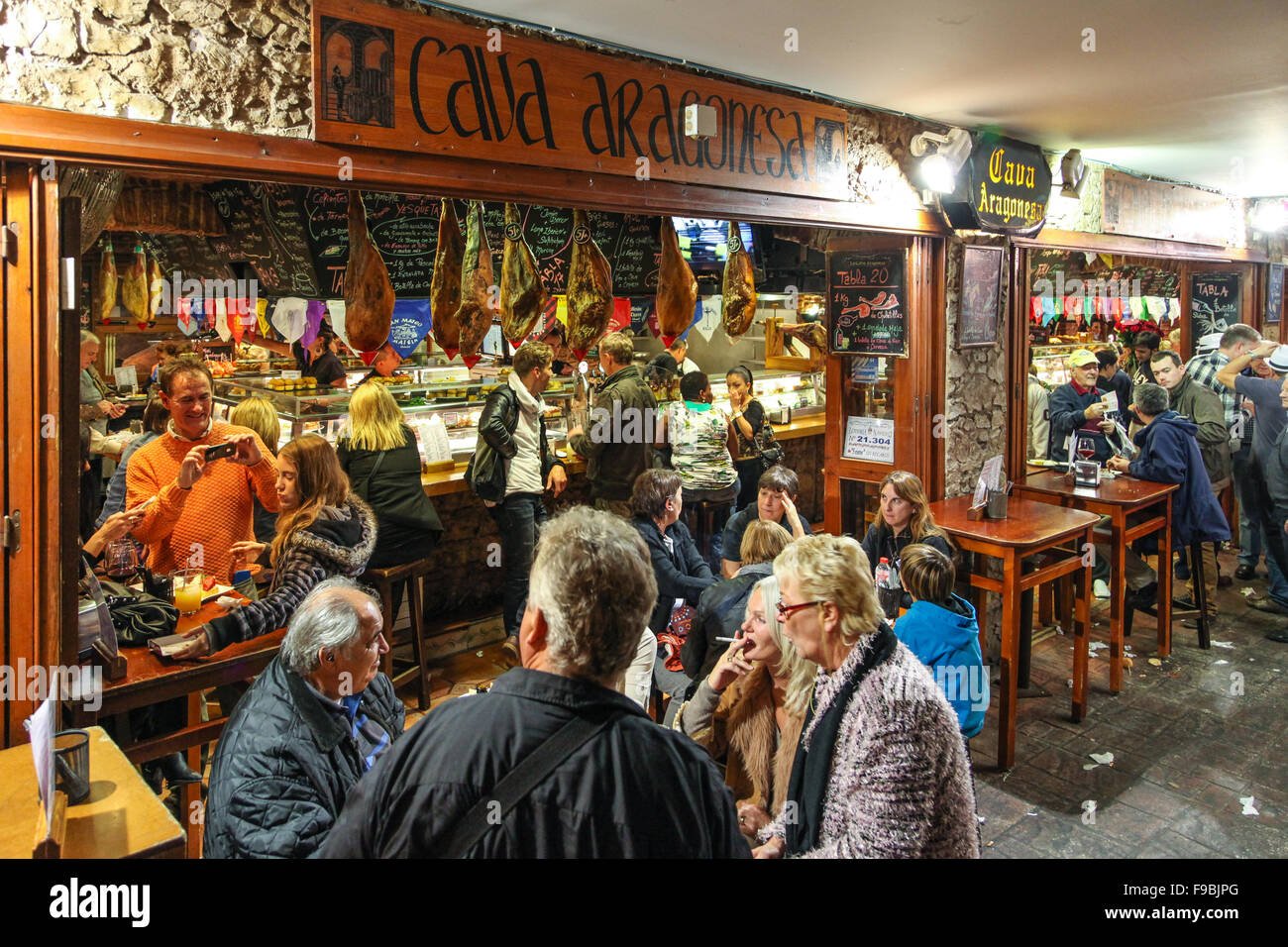 Cava Aragonesa, Tapas Bar and restaurant in the Old Town with customers dining and smoking. Stock Photo