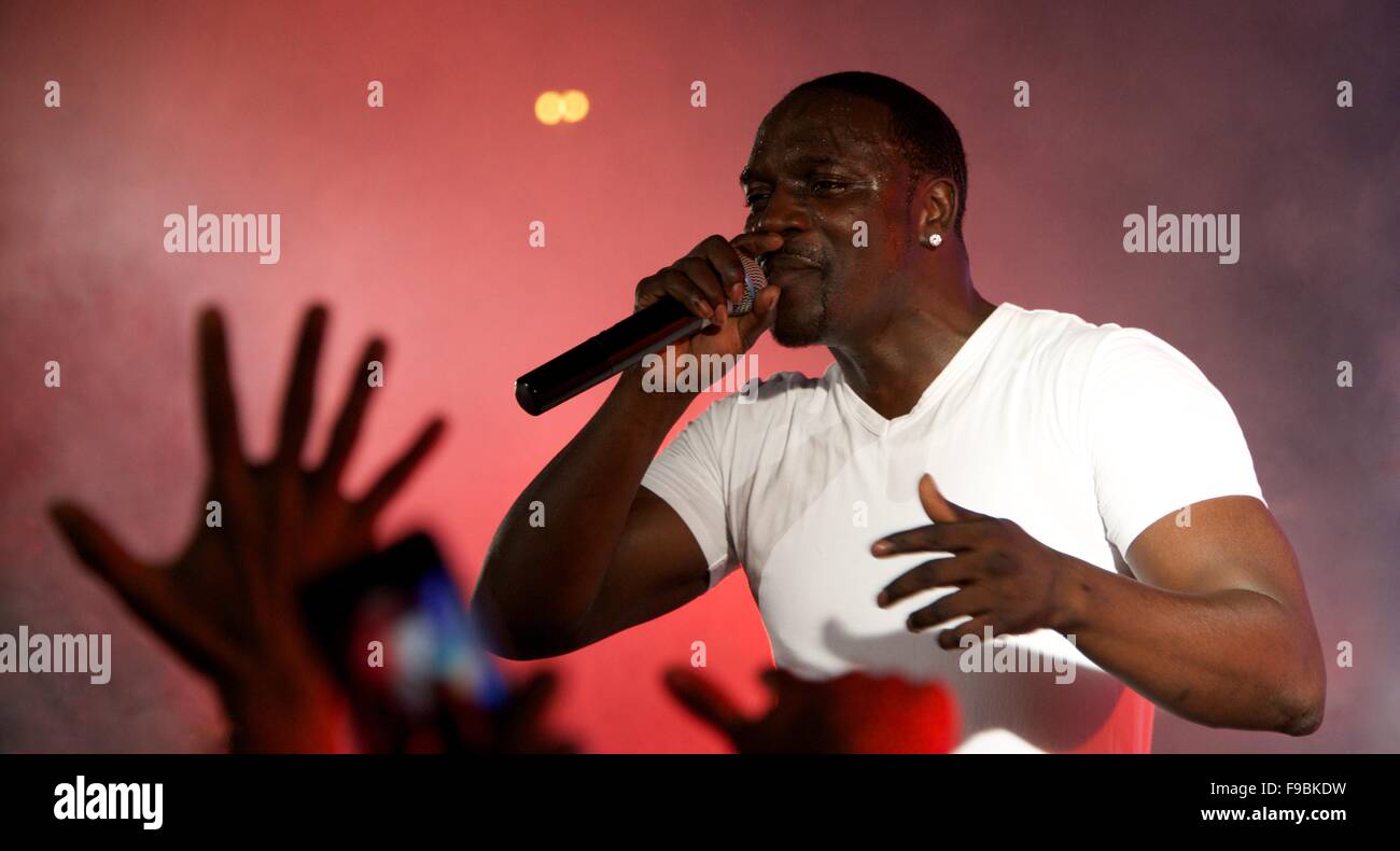 Black singer Akon and hand of fan Stock Photo