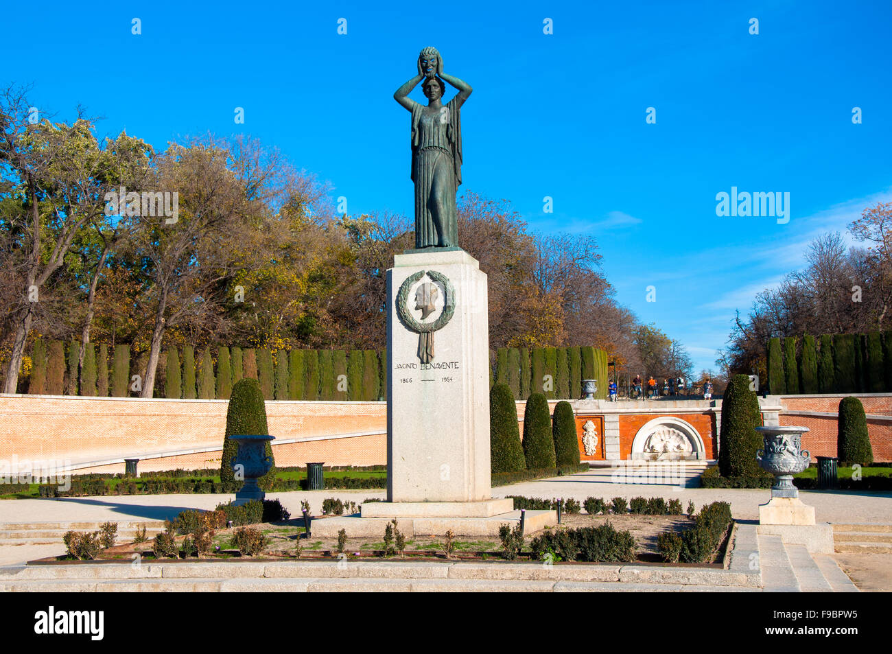 Monumento a Jacinto Benavente, Parque Retiro, Madrid, Spain Stock Photo ...