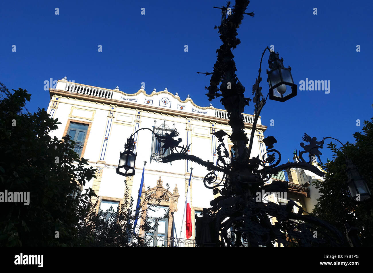 Wrought iron lanterns hires stock photography and images Alamy