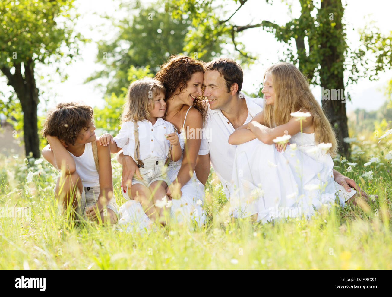 Семейные удовольствия. Счастливая семья. Счастливая семья на природе. Семейное счастье. Семья радость.