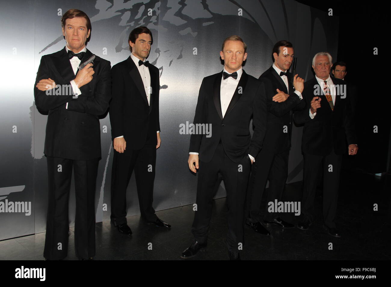 Hollywood, California, USA. 15th Dec, 2015. I15797CHW.Madame Tussauds Hollywood Reveal All Six James Bonds In Wax With Special Guest George Lazenby Madame Tussauds-Hollywood, Hollywood, CA.12/15/2015.GEORGE LAZENBY POSING WITH A WAX FIGURE OF HIS JAMES BOND CHARACTER AND WITH WAX FIGURES OF ACTORS SEAN CONNERY, DANIEL CRAIG, TIMOTHY DALTON AND SIR ROGER MOORE .©Clinton H. Wallace/Photomundo International/ Photos Inc © Clinton Wallace/Globe Photos/ZUMA Wire/Alamy Live News Stock Photo