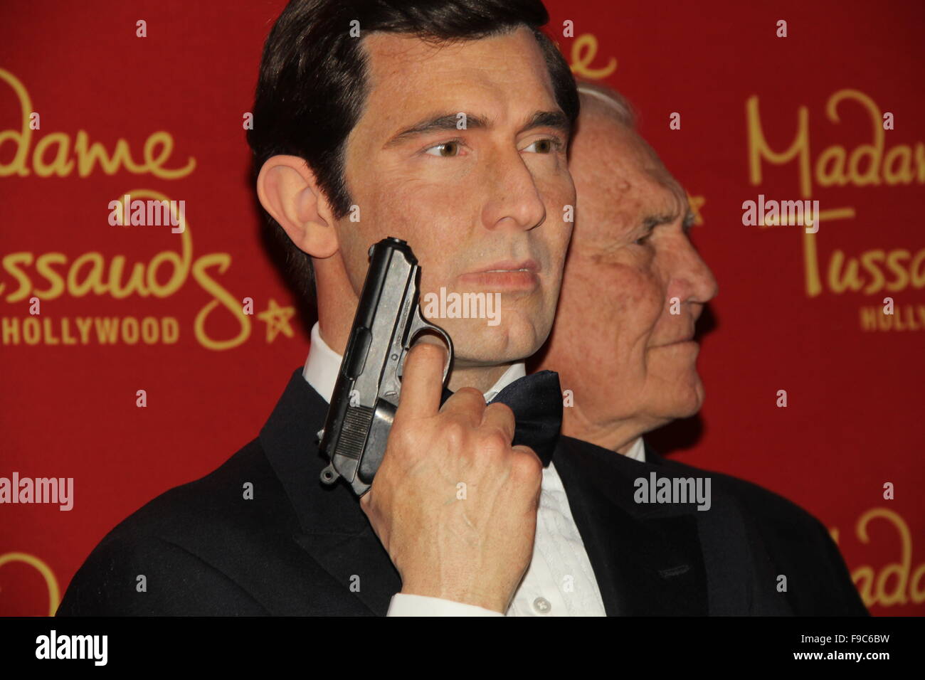 Hollywood, California, USA. 15th Dec, 2015. I15797CHW.Madame Tussauds Hollywood Reveal All Six James Bonds In Wax With Special Guest George Lazenby Madame Tussauds-Hollywood, Hollywood, CA.12/15/2015.GEORGE LAZENBY POSING WITH A WAX FIGURE OF HIS JAMES BOND CHARACTER .©Clinton H. Wallace/Photomundo International/ Photos Inc © Clinton Wallace/Globe Photos/ZUMA Wire/Alamy Live News Stock Photo