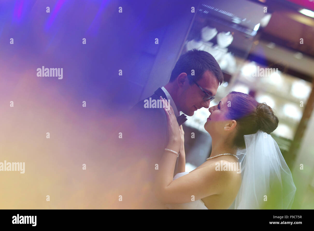 Bride and groom hugging in the city Stock Photo - Alamy