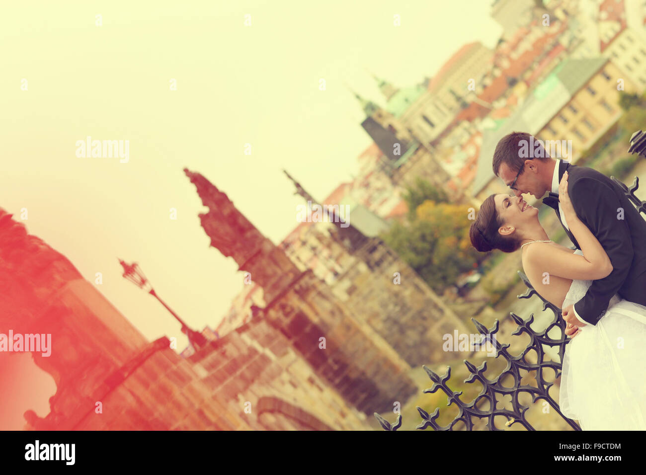 Bride and groom hugging in the city Stock Photo - Alamy