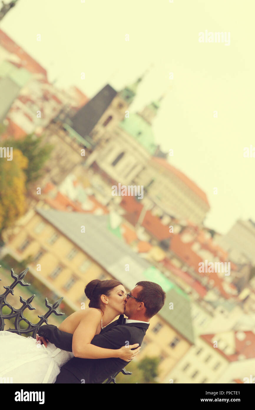 Bride and groom hugging in the city Stock Photo - Alamy