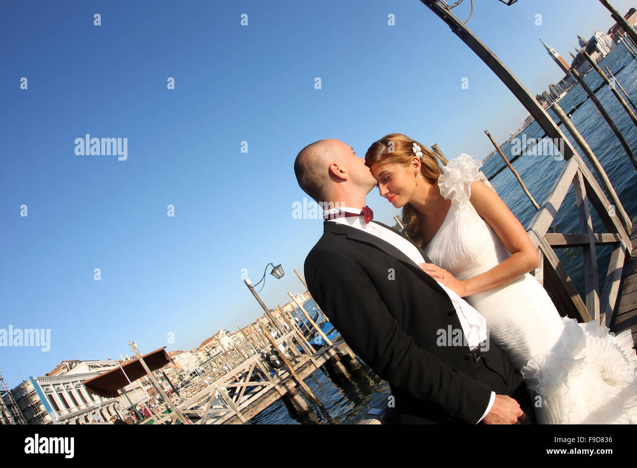 bride and groom kissing Stock Photo - Alamy