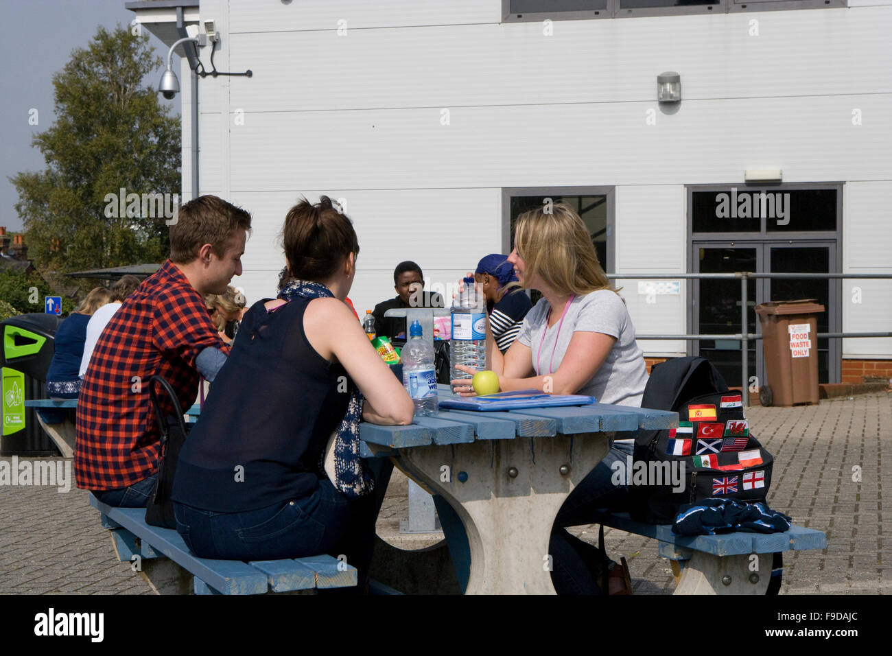Students outside college hi-res stock photography and images - Alamy