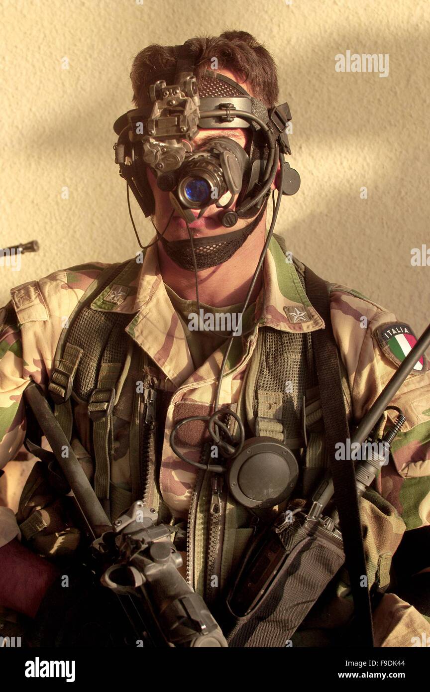 Italian military intervention in Iraq (10/2004), 185th. rgt. parachutists RAO (target reconnaissance and acquisition), airborne brigade Folgore Stock Photo