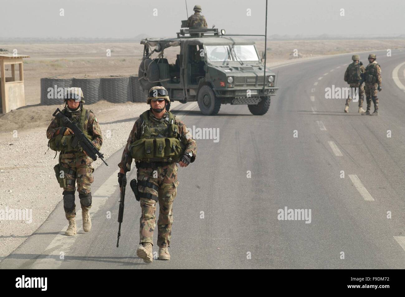 Italian military intervention in Iraq (10/2004), soldiers garrison a checkpoint  on the freeway  near the Nassiriya town Stock Photo