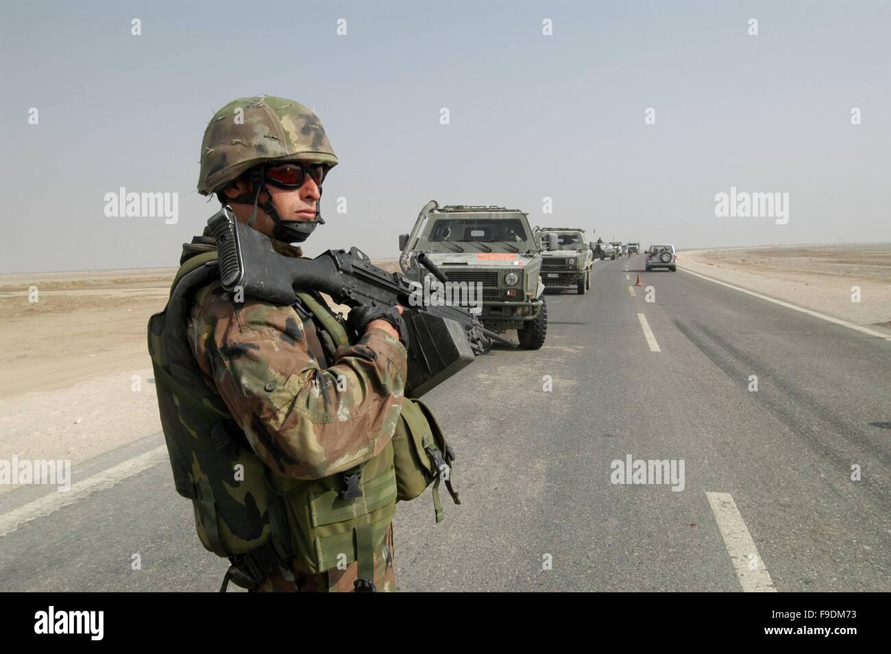 Italian military intervention in Iraq (10/2004), soldiers garrison a checkpoint  on the freeway  near the Nassiriya town Stock Photo