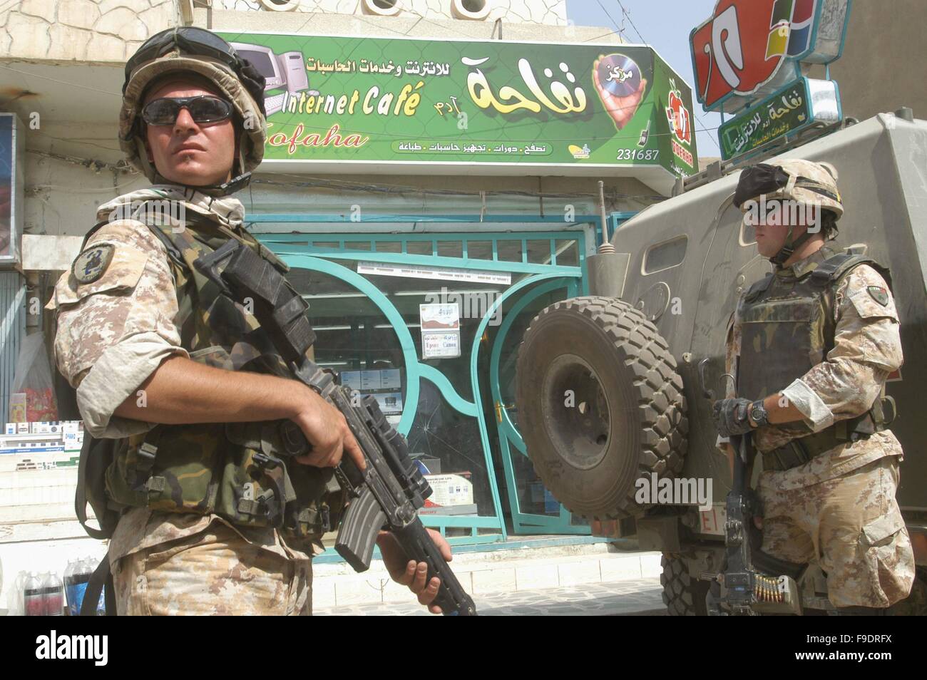 Italian military intervention in Iraq (10/2004) soldiers of the airborne brigade "Friuli" patrol center of the Nassiriya town Stock Photo