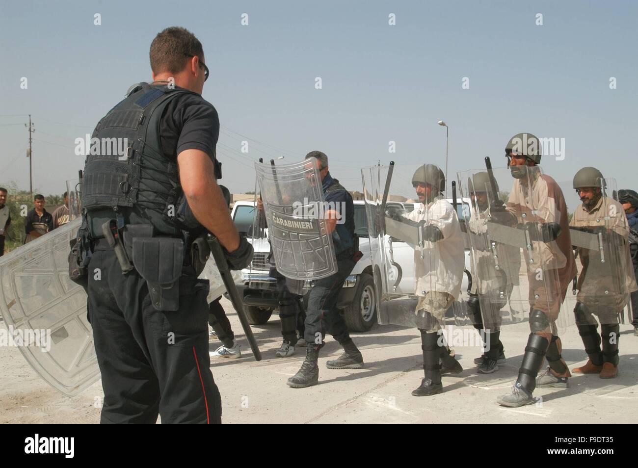Nassiriya (Iraq) Italian Carabinieri of the MSU (Multinational Specialized Unit) train Iraqi local police (October 2004) Stock Photo