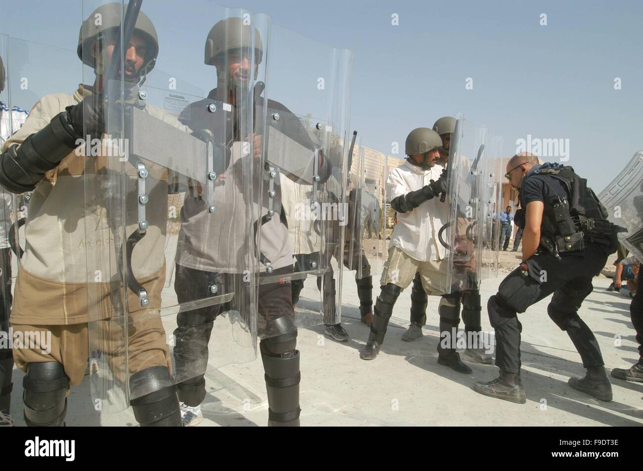 Nassiriya (Iraq) Italian Carabinieri of the MSU (Multinational Specialized Unit) train Iraqi local police (October 2004) Stock Photo