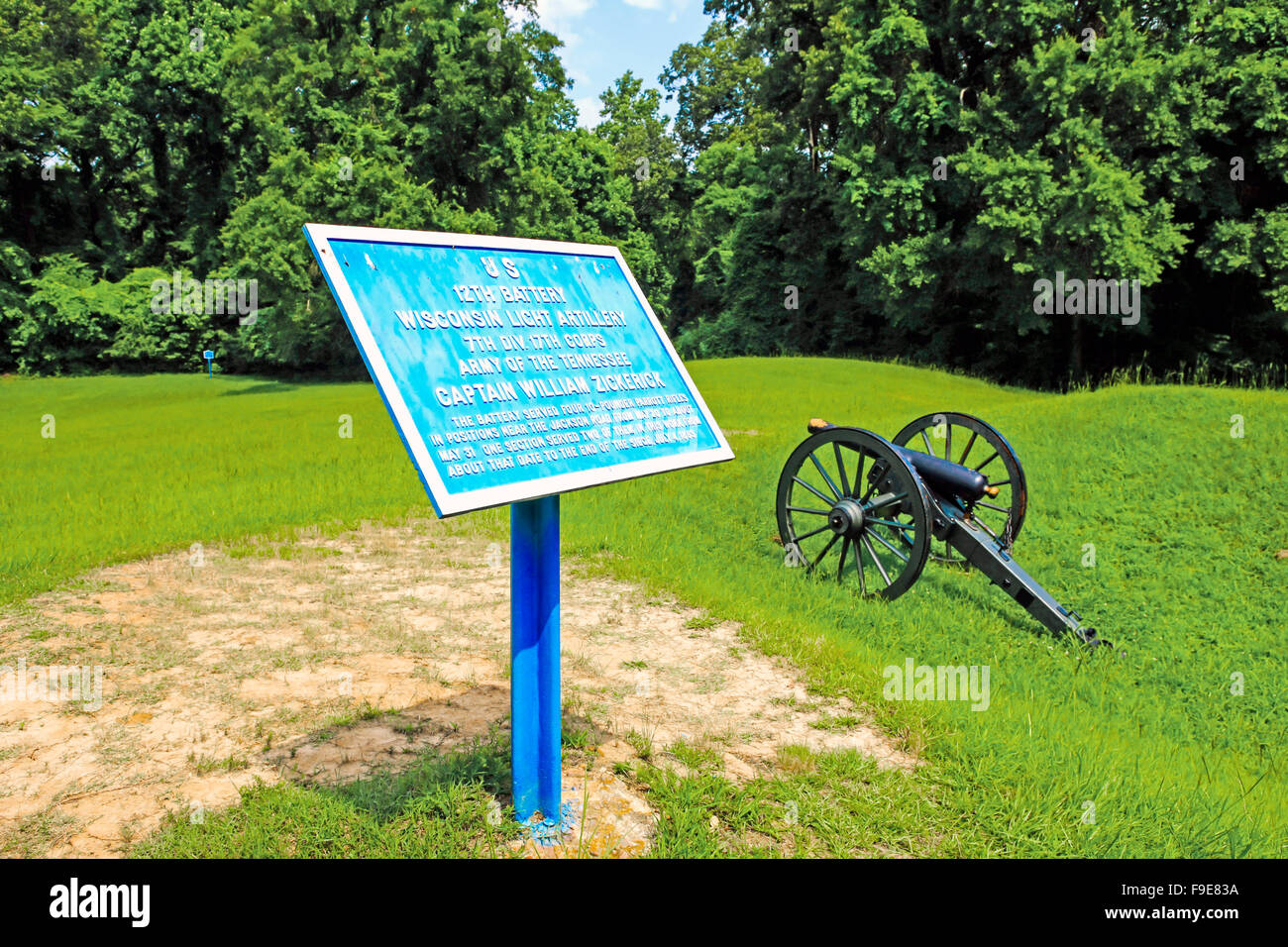 Cannons on the Vicksburg battlefield with information plaques about this Civil war conflict Stock Photo