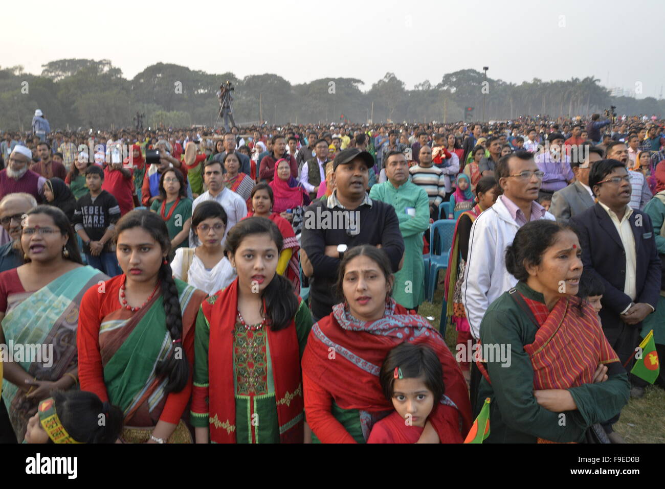 Dhaka, Bangladesh. 16th Dec, 2015. Bangladeshi people singing the national anthem at 4.31pm, the exact moment when the Pakistan army surrendered on this day in 1971, as they gather at a rally to mark the country's Victory Day at Suhrawardy Udyan in Dhaka on December 16, 2015. Credit:  Mamunur Rashid/Alamy Live News Stock Photo