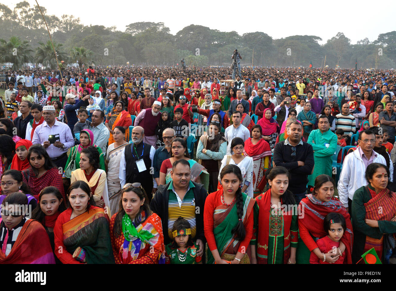 Dhaka, Bangladesh. 16th Dec, 2015. Bangladeshi people singing the national anthem at 4.31pm, the exact moment when the Pakistan army surrendered on this day in 1971, as they gather at a rally to mark the country's Victory Day at Suhrawardy Udyan in Dhaka on December 16, 2015. Credit:  Mamunur Rashid/Alamy Live News Stock Photo