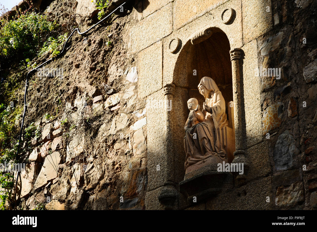 Niche with the image of Santa Ana. The Arco de Santa Ana was one of the