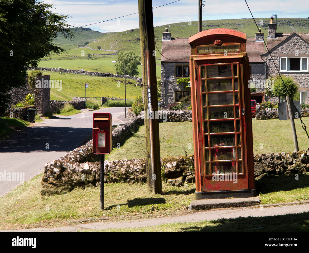 UK, England, Derbyshire, Hartington, rural K6 phone box Stock Photo
