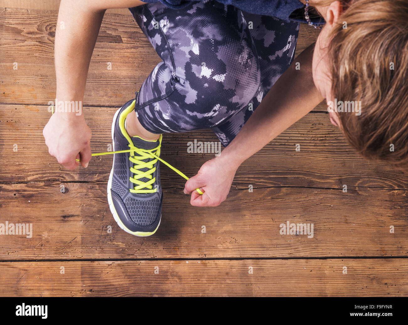 She tied her. подвязанная девушка. как завязывает шнурки молодежь. связанные женщины. красивые связанные ножки.