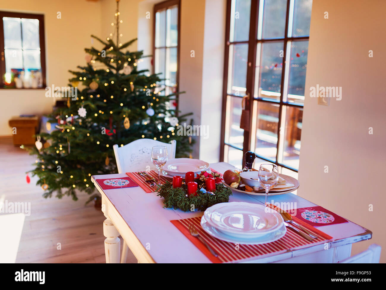 Dining table set for traditional Christmas dinner Stock Photo - Alamy