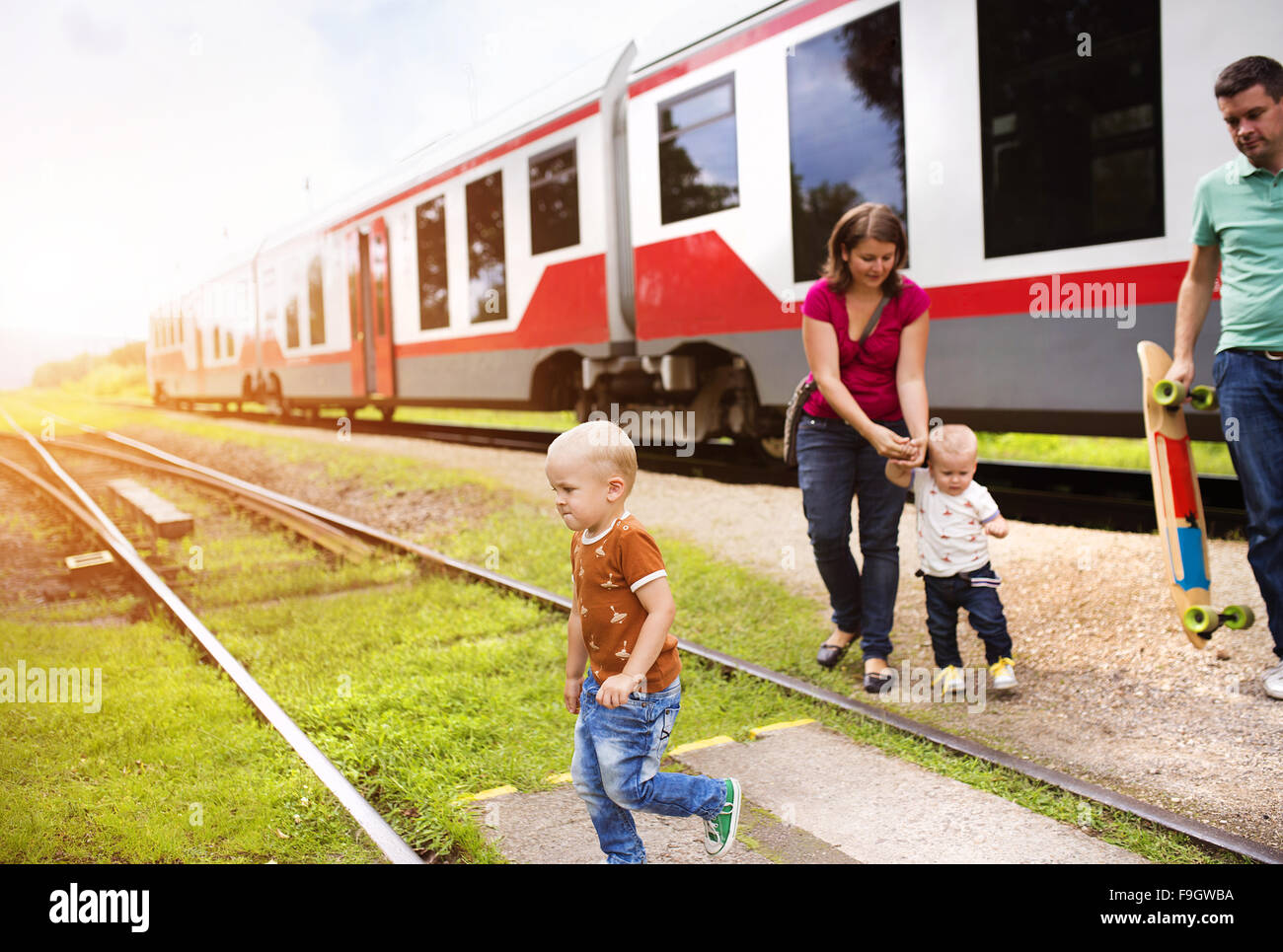 Семей железная дорога. Путешествие на поезде семьей. Путешествие семьи с детьми поезд. Семья железная дорога. Дети садятся в поезд.