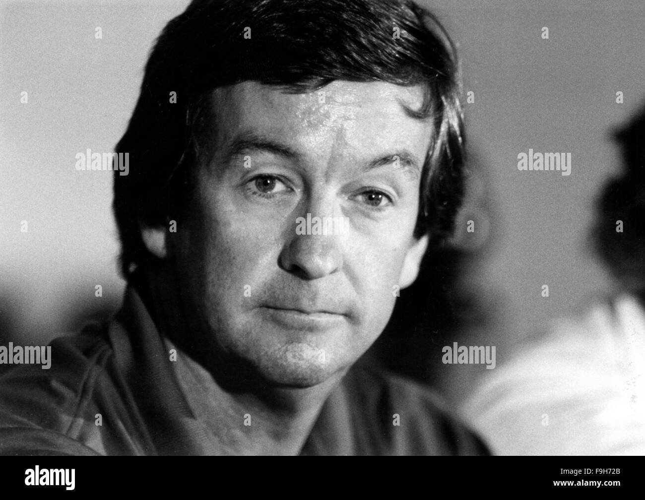 AJAXNETPHOTO - 1986 - FREMANTLE, WESTERN AUSTRALIA - AMERICA'S CUP - MICHAEL FAY, NEW ZEALAND BANKER, ANSWERS QUESTIONS AT A PRESS CONFERENCE. PHOTO:JONATHAN EASTLAND/AJAX REF:HDD PEO FAY.M 1986 Stock Photo
