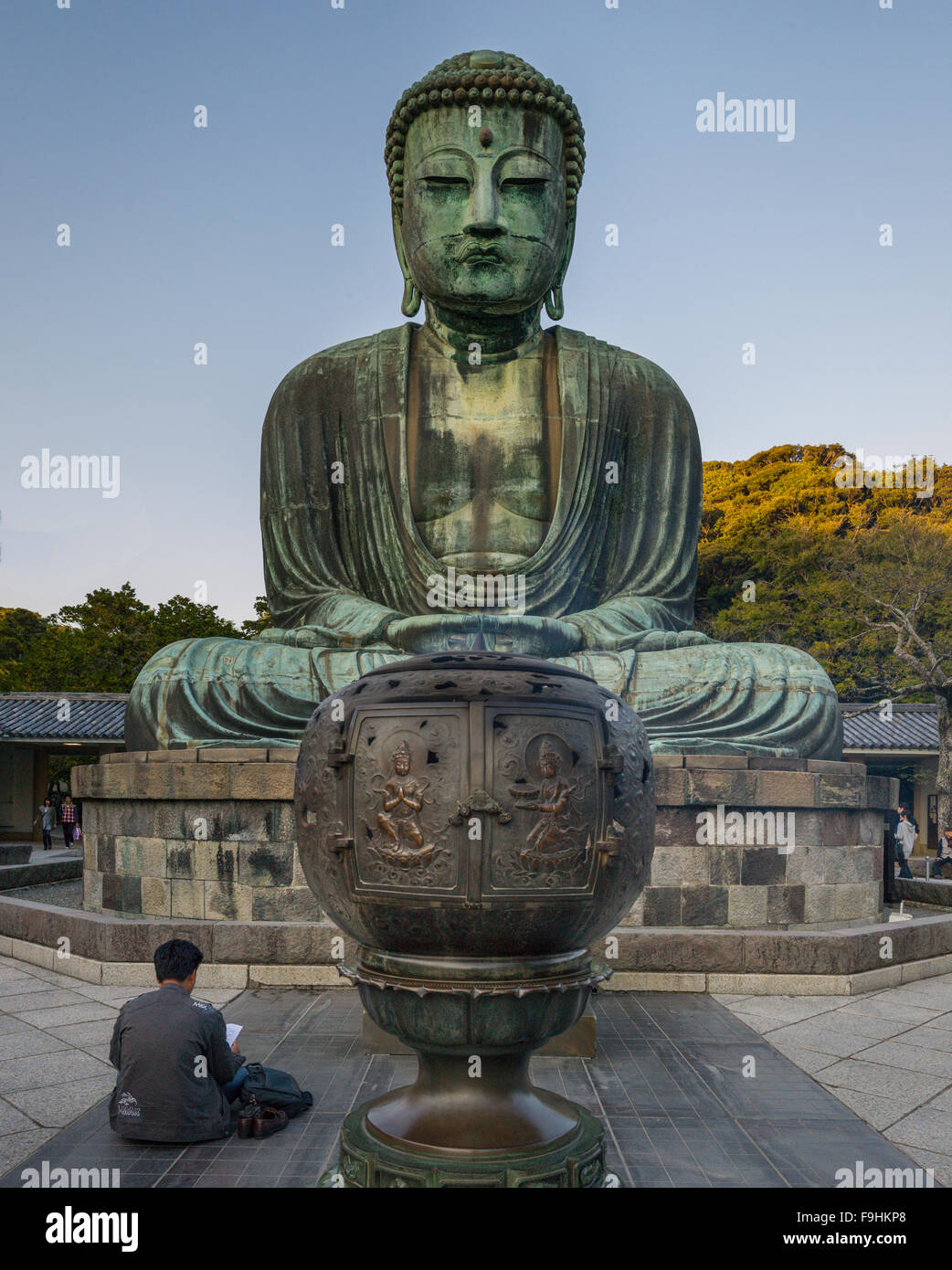 DAIBUTSU [GREAT BUDDHA] (1252 AD)   KAMAKURA       JAPAN Stock Photo