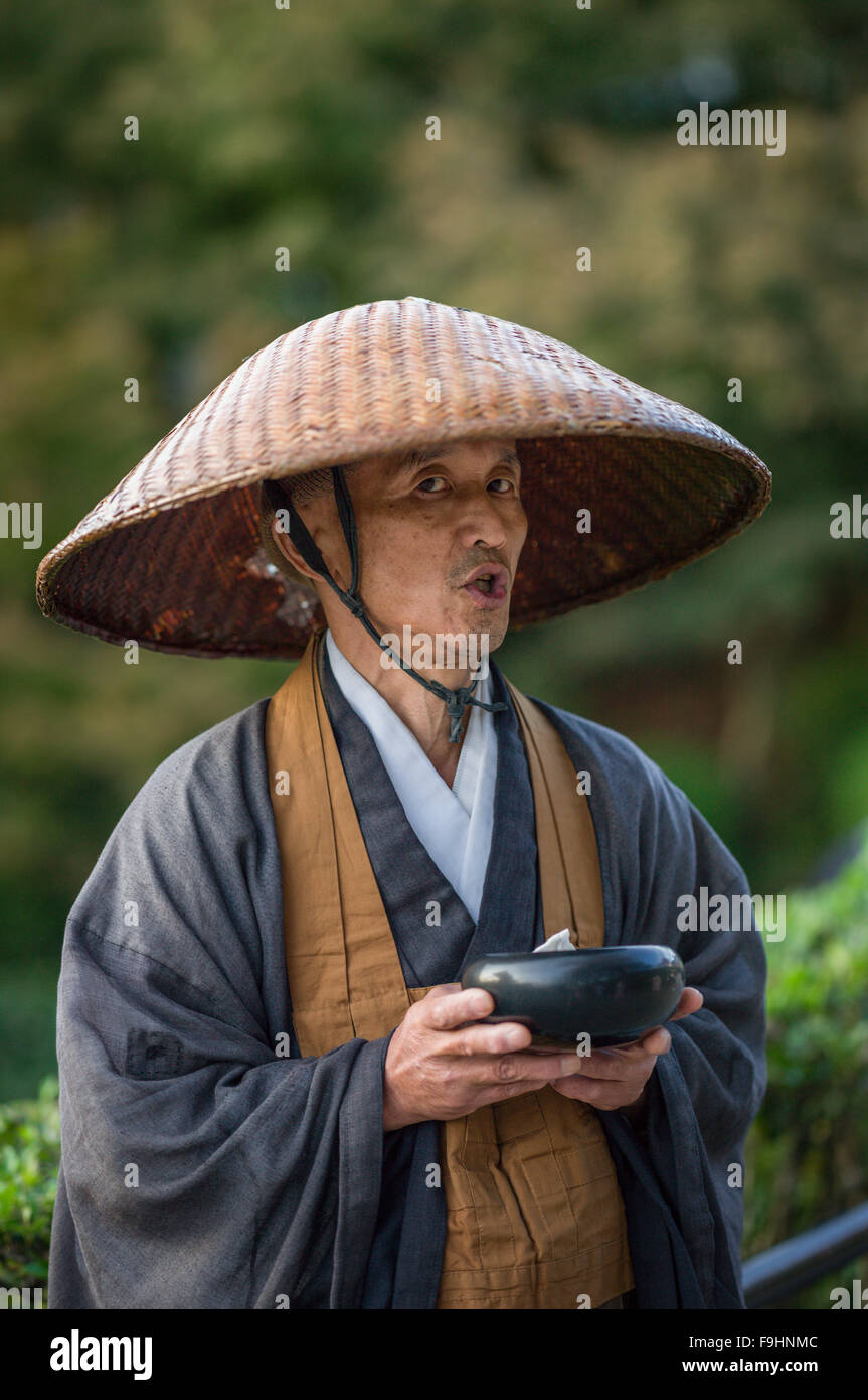 BUDDHIST MONK BEGGING FOR ALMS, KIYOMIZU-DERA TEMPLE (c 8C AD) KYOTO  JAPAN Stock Photo