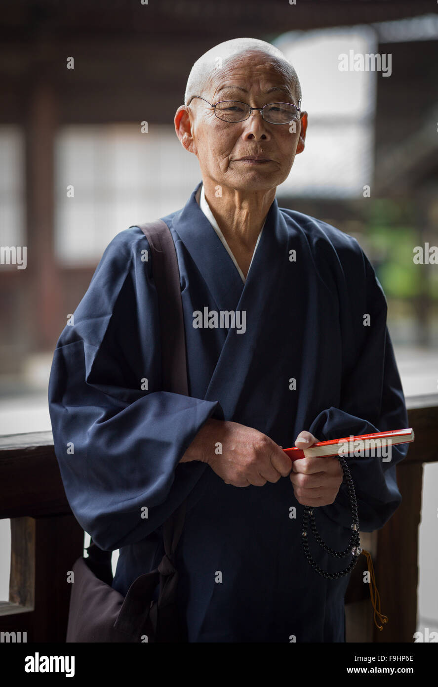 BUDDHIST MONK IN MEDITATION,MAMPUKU TEMPLE (1661), KYOTO, JAPAN Stock Photo