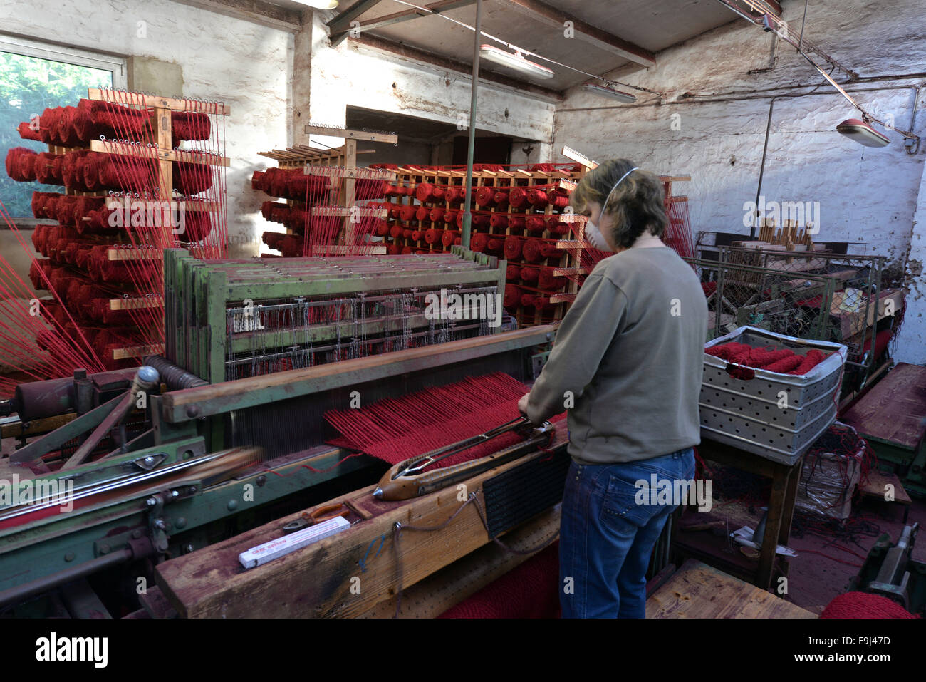 Eisenschmitt, Germany. 28th Nov, 2015. Roswitha Koch operates a weaving