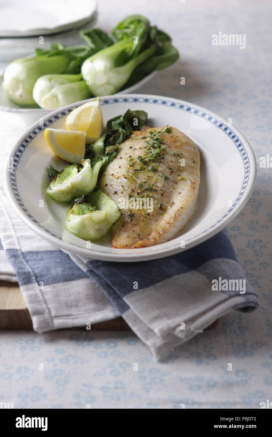 GrilovanÃ¡ ryba s opeÄenÃ½m salÃ¡tem Stock Photo