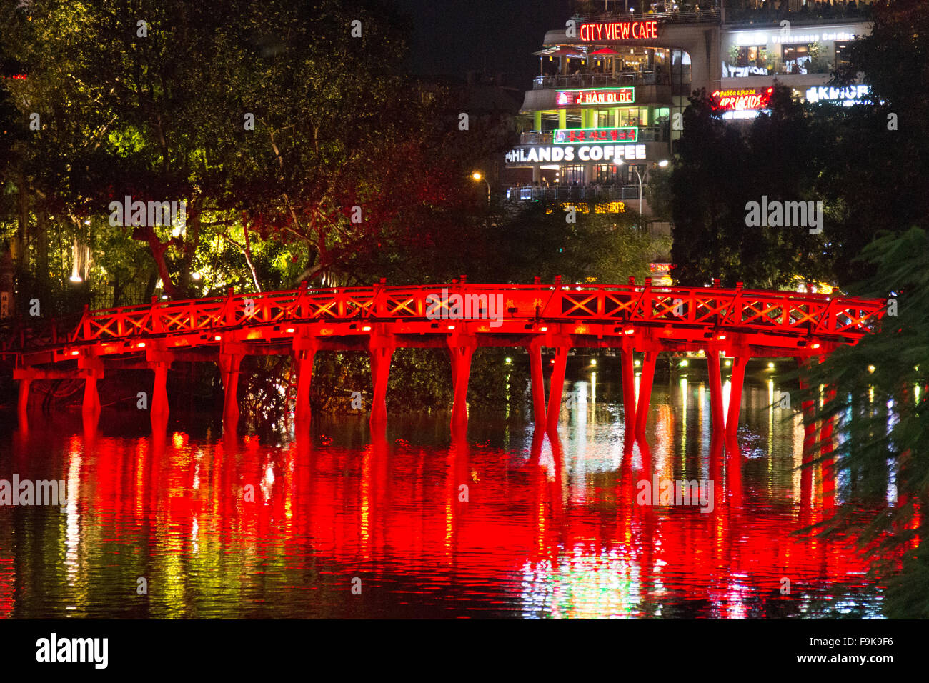 Hanoi famous Huc Red bridge illuminated in the evening on Hoan Kiem Lake,Hanoi city centre,Vietnam, leads to jade temple Stock Photo