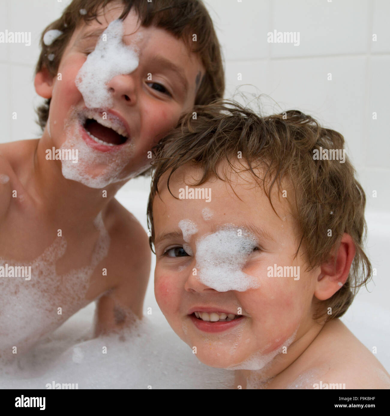 Two toddler boys having fun with bubbles in the bath Stock Photo Alamy Two toddler boys having fun with bubbles in the bath Stock Photo Alamy