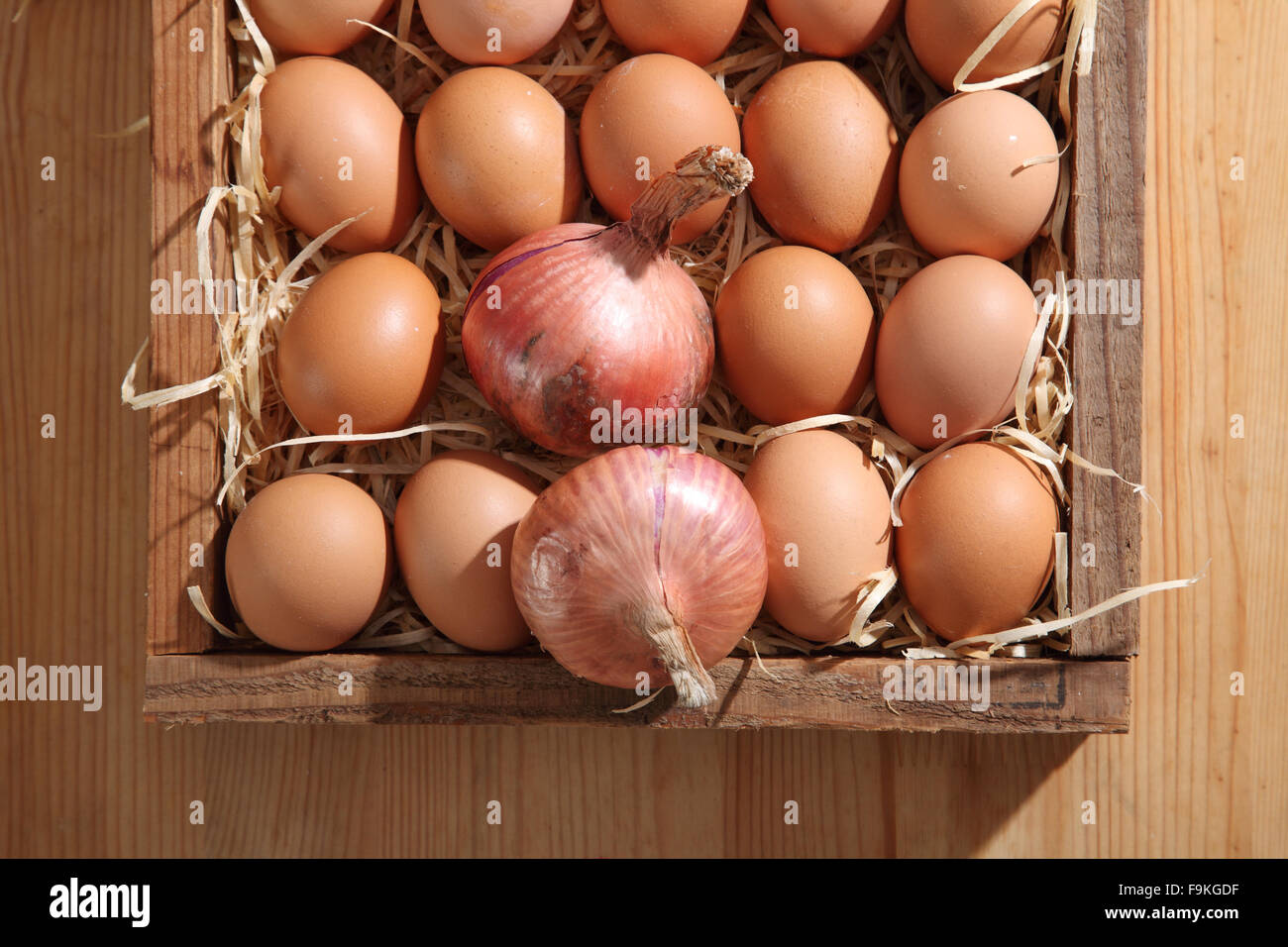 bunch of fresh brown eggs and some straw in a wooden crate Stock Photo ...