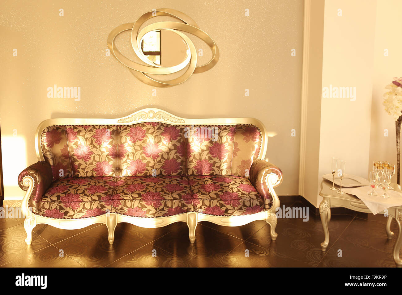 Royal sofa hi-res stock photography and images - Alamy